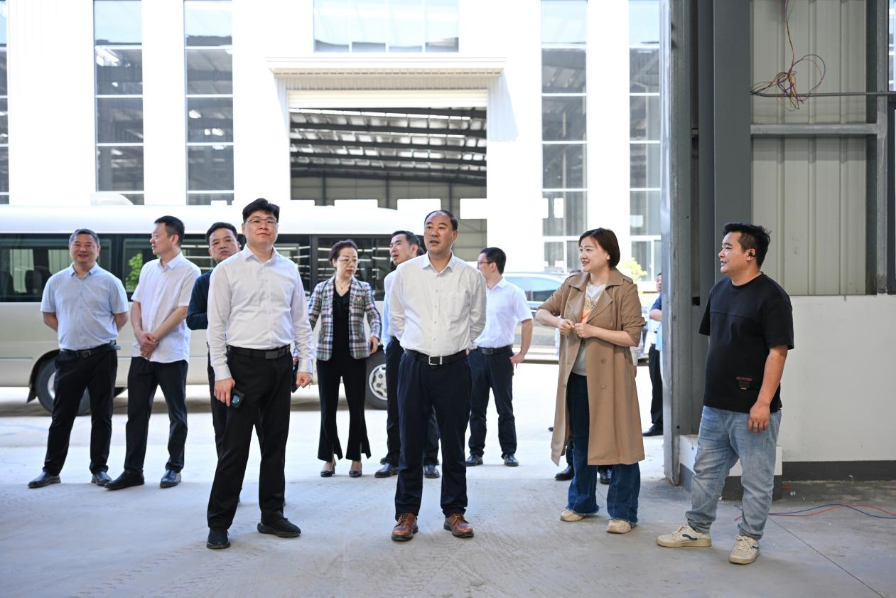 <a href="../xwzx/gdyw/202504/t20250427_700114.html">邱建明调研重点在建产业项目时强调：夯实项目“硬支撑” 点燃发展“强引擎”</a>